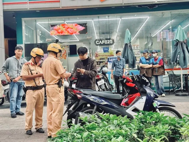 Bỏ xe rời hiện trường, CSGT vẫn c&oacute; quyền ni&ecirc;m phong v&agrave; tạm giữ phương tiện- Ảnh 1.