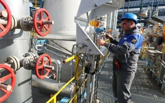 Công nhân điều chỉnh van tại trạm khí nén Slavyanskaya trên hệ thống đường ống dẫn khí đốt Nord Stream 2 của Tập đoàn Gazprom ở vùng Leningrad, Nga. (Nguồn: TASS/TTXVN)