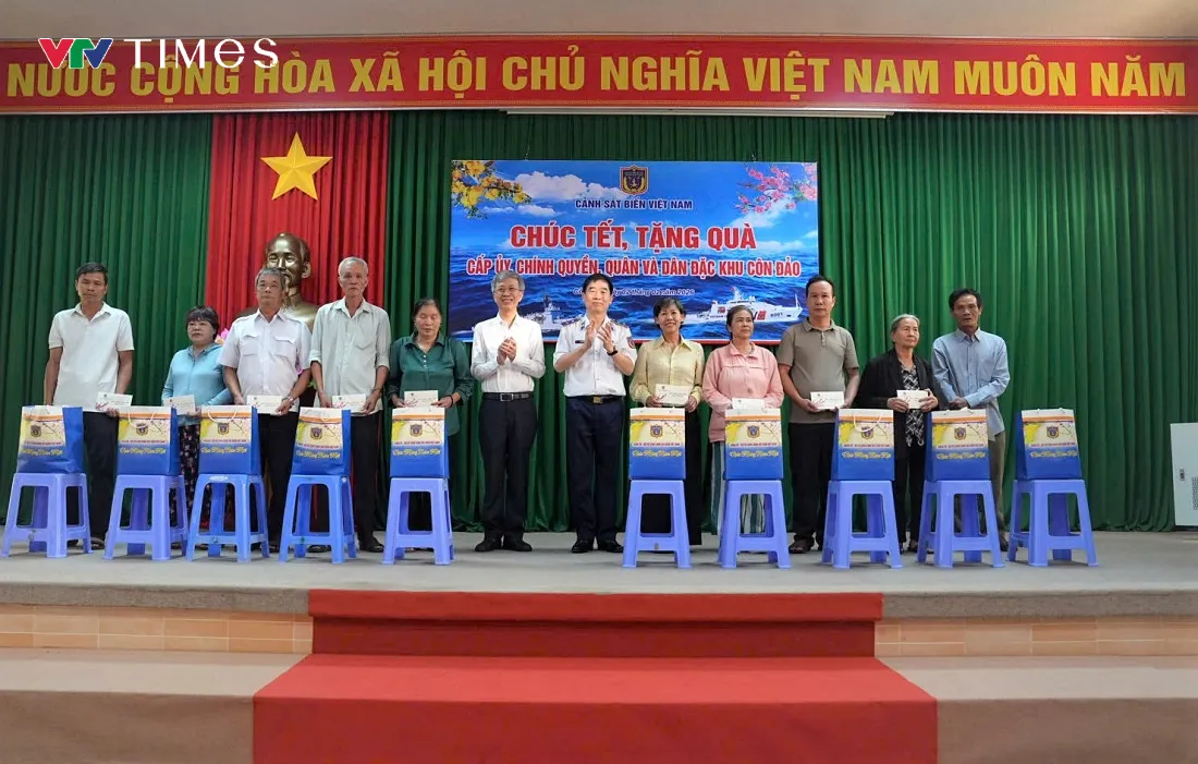 Cảnh s&aacute;t biển Việt Nam ch&uacute;c Tết v&agrave; tặng cờ Tổ quốc cho người d&acirc;n C&ocirc;n Đảo  - Ảnh 3.