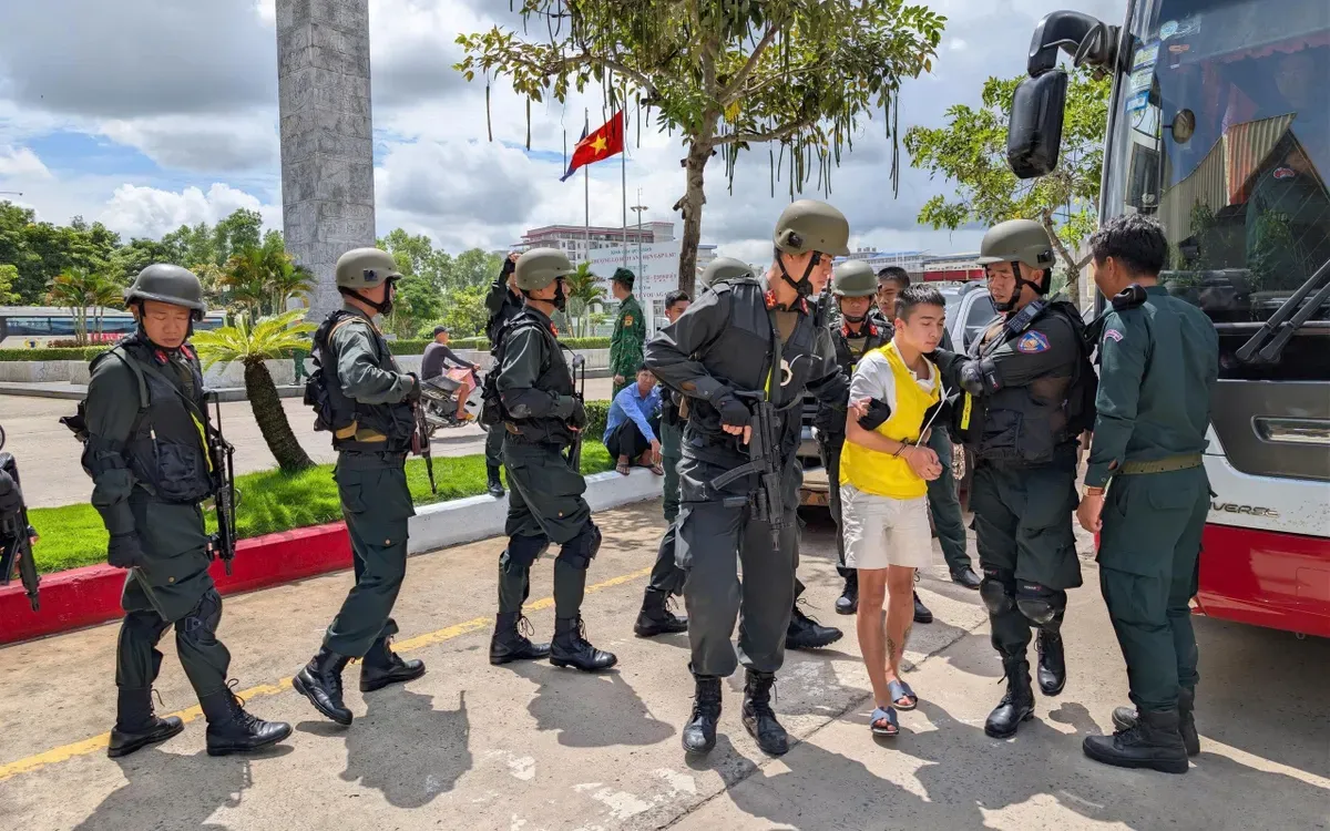 N&uacute;p b&oacute;ng &ldquo;hiệp sĩ giải cứu&rdquo;, đường d&acirc;y xuy&ecirc;n bi&ecirc;n giới cưỡng đoạt h&agrave;ng chục tỷ đồng tiền chuộc- Ảnh 1.