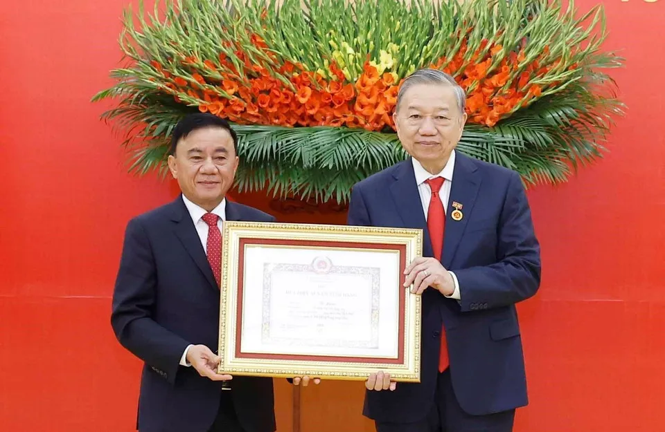 Trao Huy hiệu 45 năm tuổi Đảng tặng Tổng B&iacute; thư T&ocirc; L&acirc;m  - Ảnh 1.