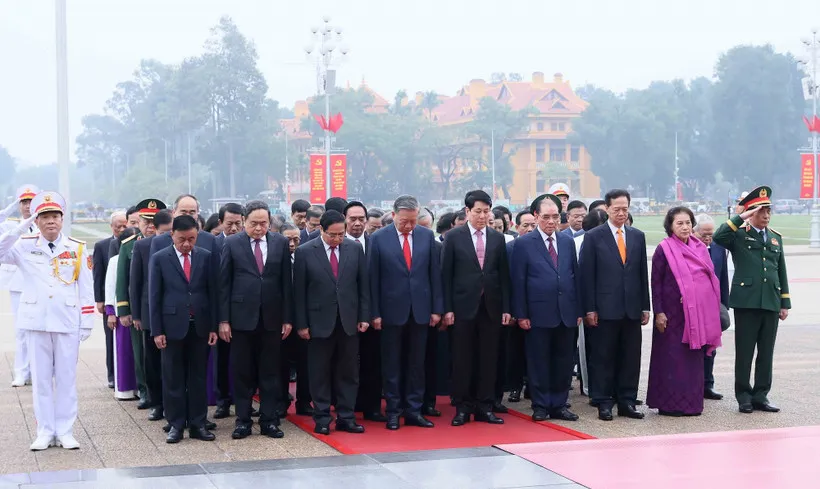 L&atilde;nh đạo Đảng, Nh&agrave; nước v&agrave;o Lăng viếng Chủ tịch Hồ Ch&iacute; Minh - Ảnh 1.