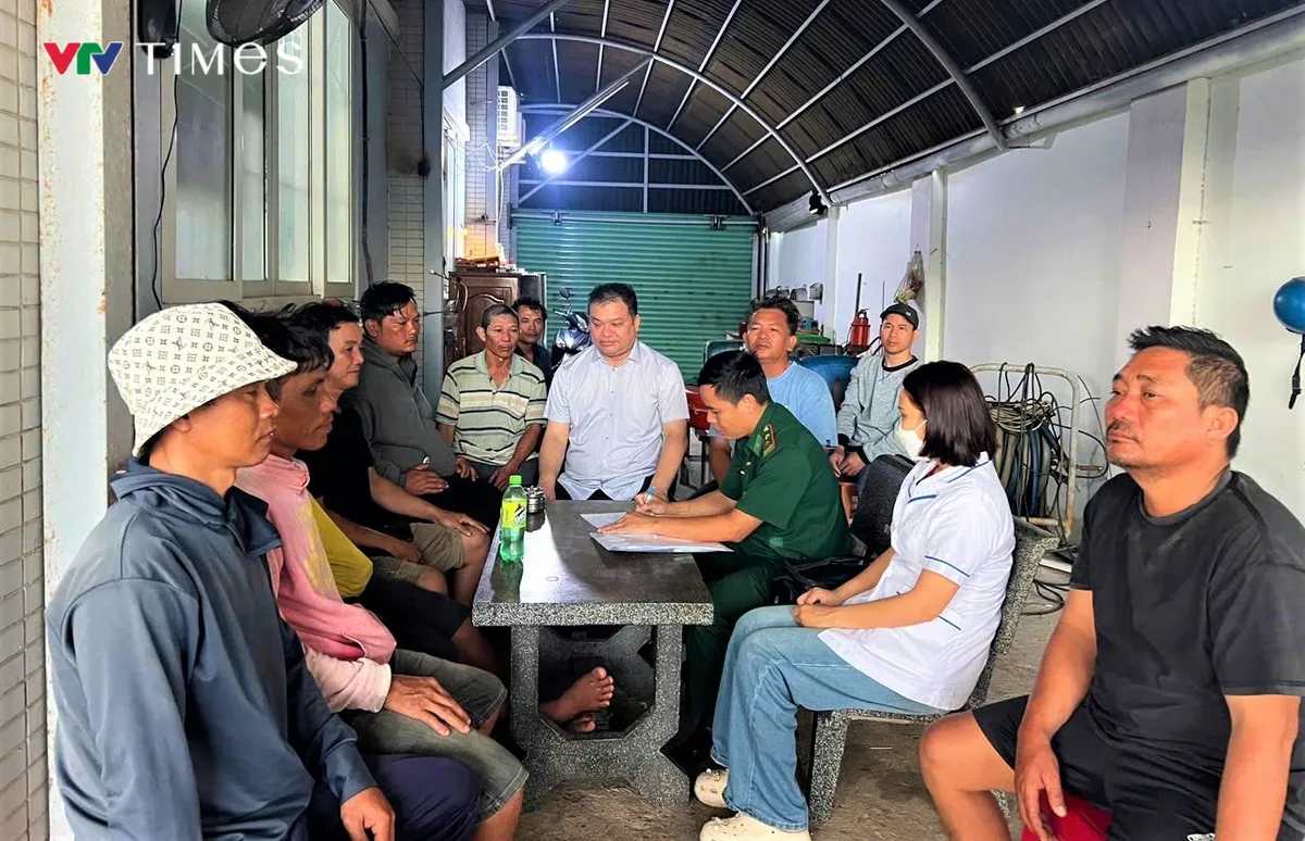 Bi&ecirc;n ph&ograve;ng TP H&ocirc;̀ Chí Minh tiếp nhận, hỗ trợ 9 ngư d&acirc;n t&agrave;u c&aacute; bị ch&igrave;m tr&ecirc;n biển - Ảnh 1.