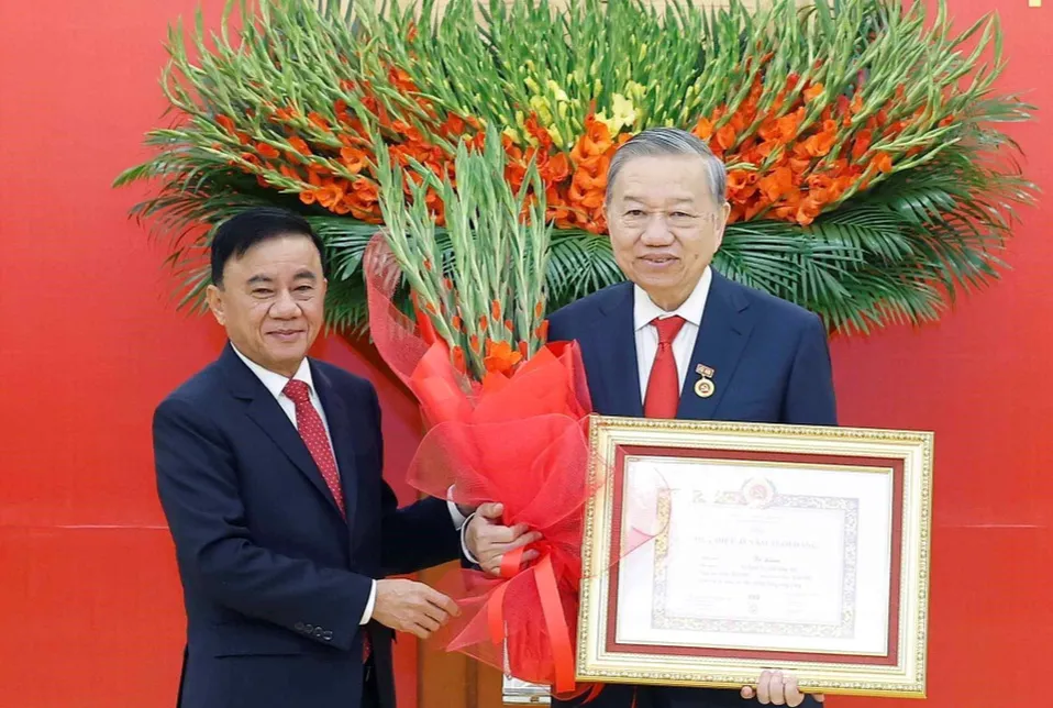 Trao Huy hiệu 45 năm tuổi Đảng tặng Tổng B&iacute; thư T&ocirc; L&acirc;m  - Ảnh 3.