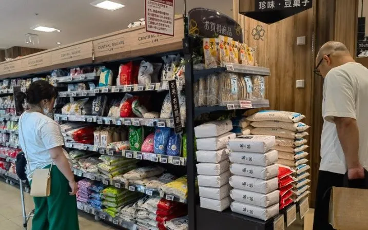 Hàng hóa được bày bán tại siêu thị ở Tokyo, Nhật Bản. (Ảnh: THX/TTXVN)