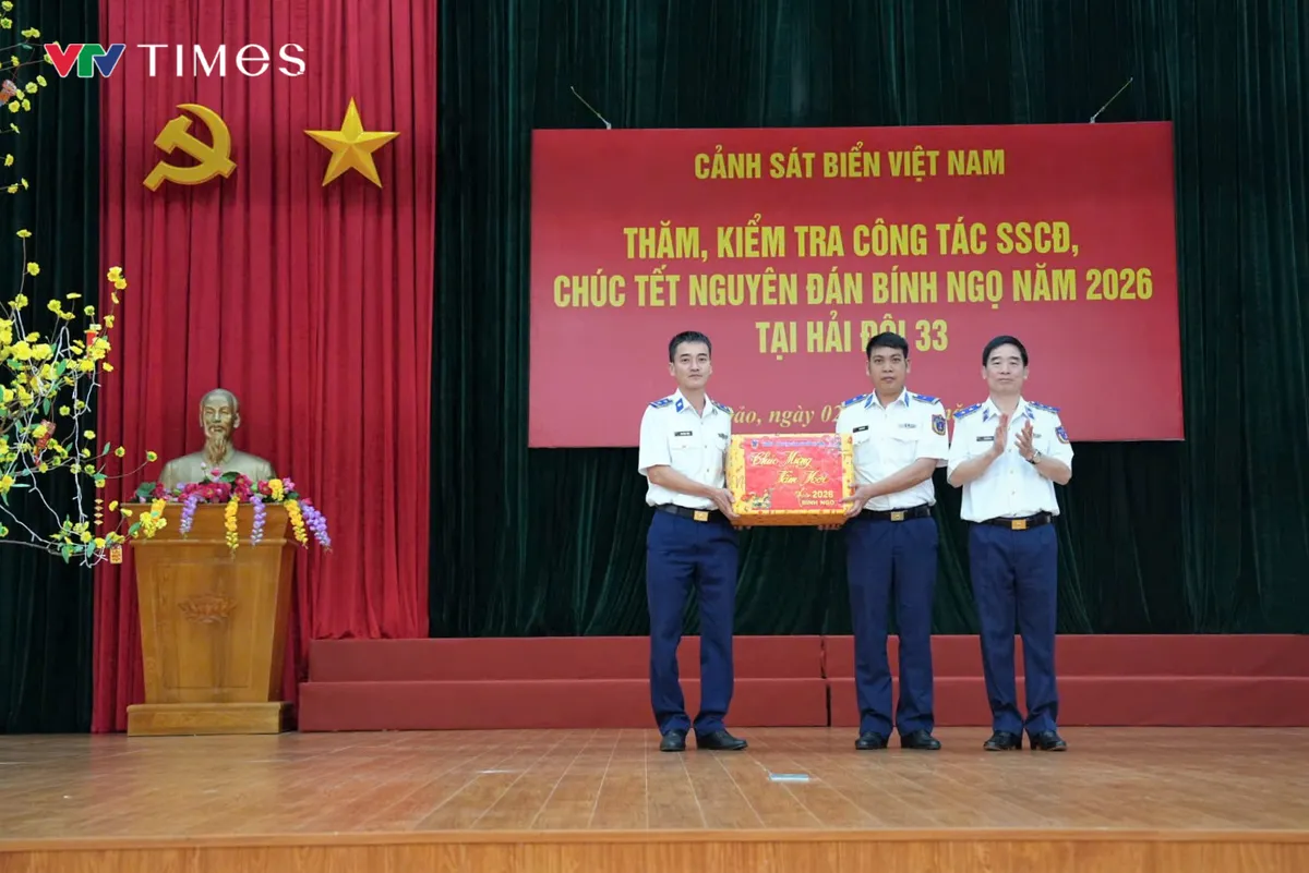 Cảnh s&aacute;t biển Việt Nam ch&uacute;c Tết v&agrave; tặng cờ Tổ quốc cho người d&acirc;n C&ocirc;n Đảo  - Ảnh 1.