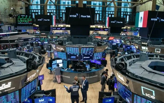 Giao dịch viên tại sàn chứng khoán New York, Mỹ. (Ảnh: THX)