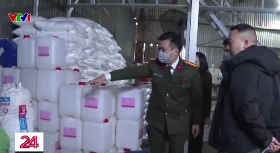 Cận cảnh cơ sở &ldquo;h&ocirc; biến&rdquo; l&ograve;ng lợn bốc m&ugrave;i th&agrave;nh vỏ x&uacute;c x&iacute;ch, lạp xưởng ở H&agrave; Nội- Ảnh 1.