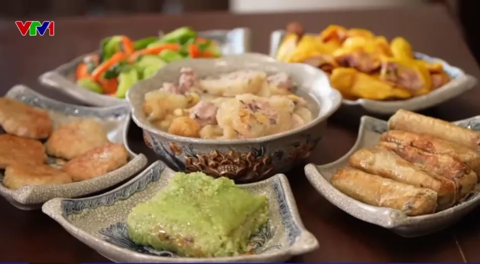 Đặt m&acirc;m cỗ Tết hay tự tay nấu nướng: Khi truyền thống th&iacute;ch nghi với nhịp sống hiện đại- Ảnh 1.