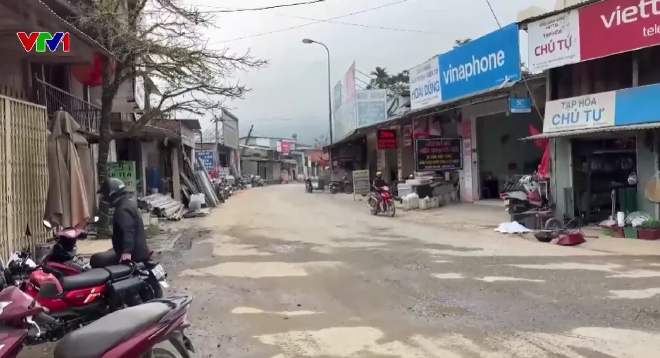 Nắng bụi, mưa lầy tr&ecirc;n Quốc lộ 14G: Cửa h&agrave;ng kinh doanh đ&oacute;ng cửa, t&agrave;i xế n&eacute; tuyến- Ảnh 1.