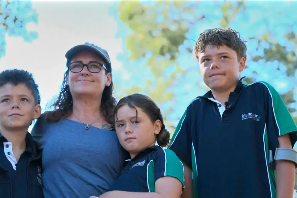 Thiếu ni&ecirc;n 13 tuổi bơi 4 giờ tr&ecirc;n biển t&igrave;m người cứu mẹ v&agrave; em- Ảnh 1.