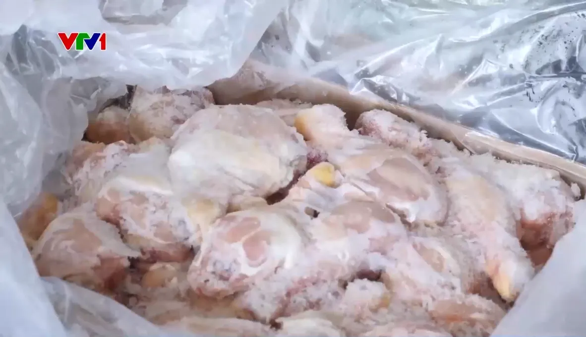 Phát hiện nhiều mặt hàng đông lạnh, thuốc nhuộm tóc không rõ nguồn gốc ở Quảng Trị - Ảnh 2.