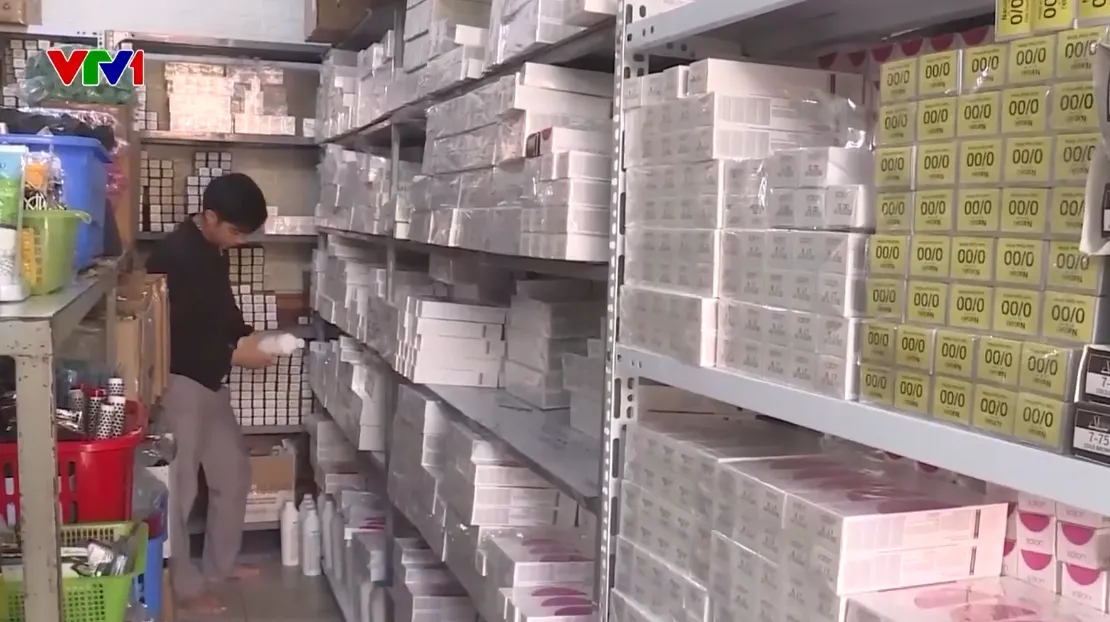 Phát hiện nhiều mặt hàng đông lạnh, thuốc nhuộm tóc không rõ nguồn gốc ở Quảng Trị - Ảnh 1.