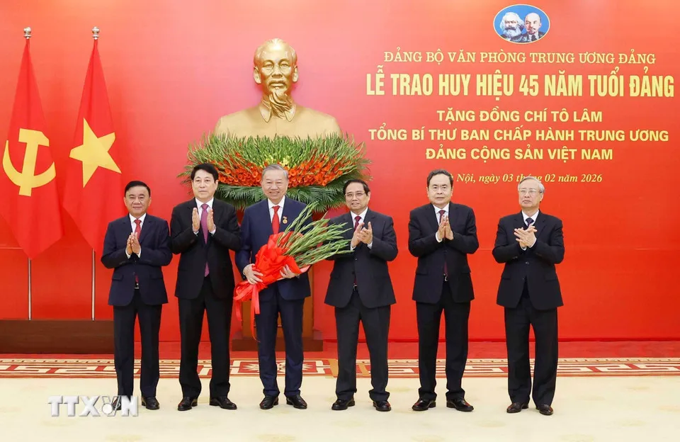 Trao Huy hiệu 45 năm tuổi Đảng tặng Tổng B&iacute; thư T&ocirc; L&acirc;m  - Ảnh 2.