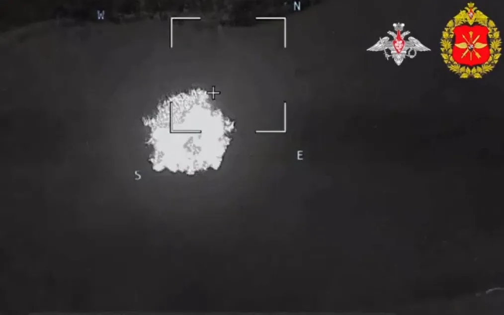 Nga công bố hình ảnh tên lửa đạn đạo tầm ngắn Iskander-M phá hủy hệ thống phóng loạt tên lửa HIMARS do Mỹ sản xuất tại vùng Kharkov của Ukraine, ngày 2/2/2026 (Ảnh: Bộ Quốc phòng Nga)