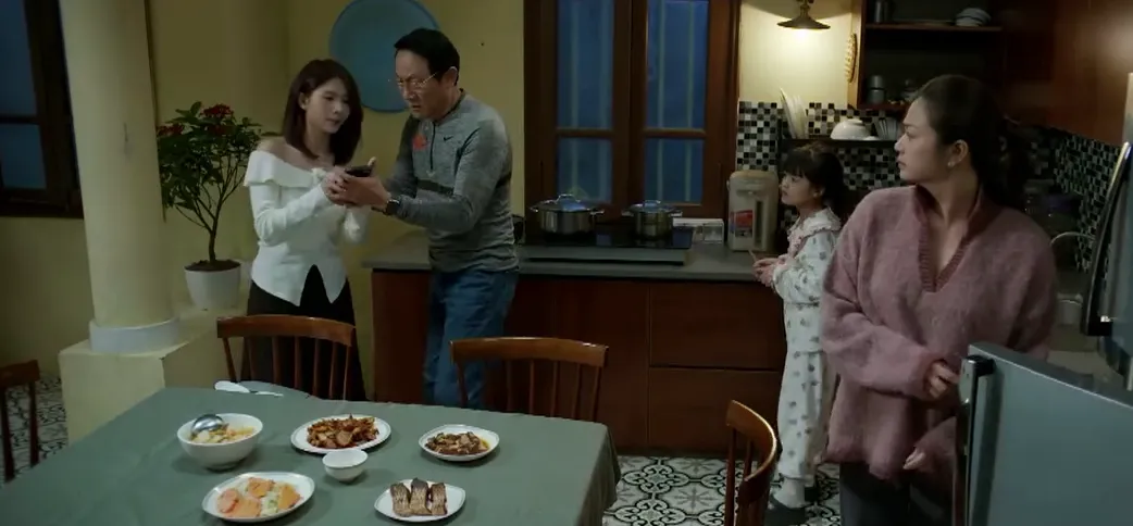 Gia đ&igrave;nh tr&aacute;i dấu - Tập 29: B&aacute;o tin vui, Đức bị bố vợ tương lai đuổi chạy 't&oacute;e kh&oacute;i' - Ảnh 3.