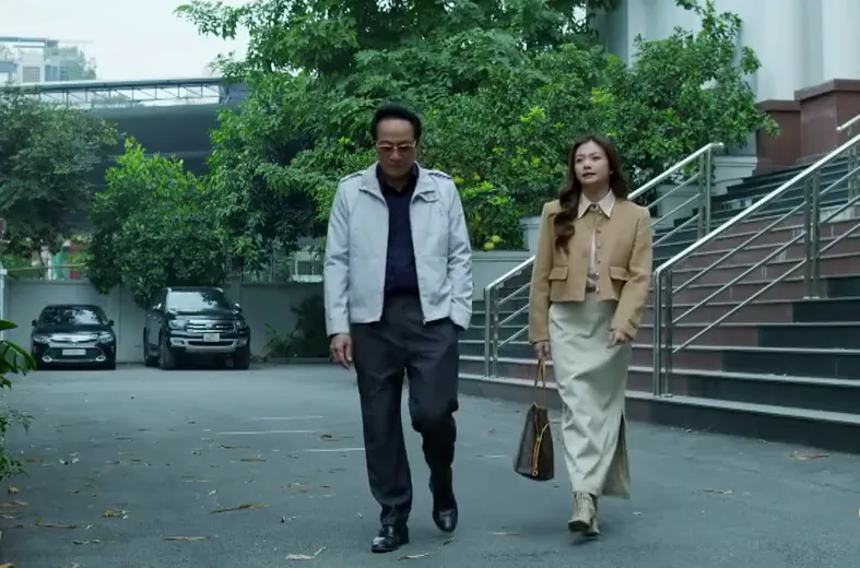 Gia đ&igrave;nh tr&aacute;i dấu - Tập 29: B&aacute;o tin vui, Đức bị bố vợ tương lai đuổi chạy 't&oacute;e kh&oacute;i' - Ảnh 4.