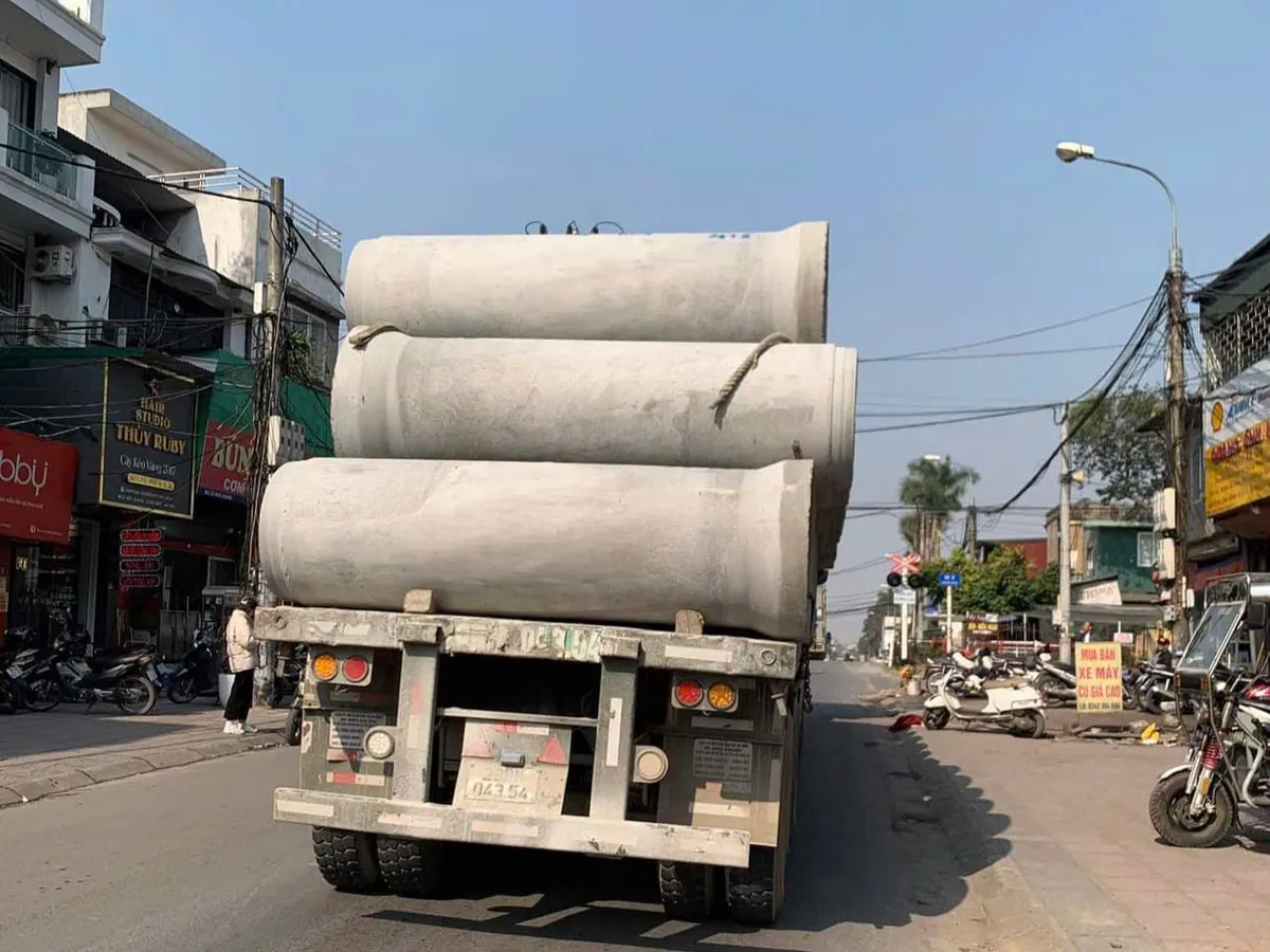 H&agrave; Nội: H&agrave; Nội: Xử phạt t&agrave;i xế xe đầu k&eacute;o chở ống cống chằng buộc kh&ocirc;ng bảo đảm an to&agrave;n - Ảnh 1.