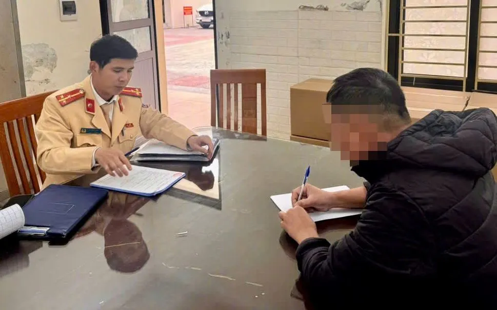 Tài xế điều khiển xe đầu kéo làm việc tại cơ quan Công an, ngày 02/02/2026.