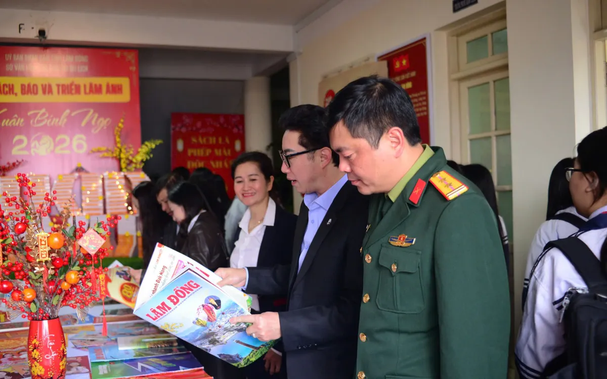 Trưng bày theo từng không gian chuyên đề, giúp người xem dễ tiếp cận các ấn phẩm về lịch sử, văn hóa dân tộc, đời sống xã hội, cùng những thành tựu phát triển của tỉnh Lâm Đồng trong thời gian qua.