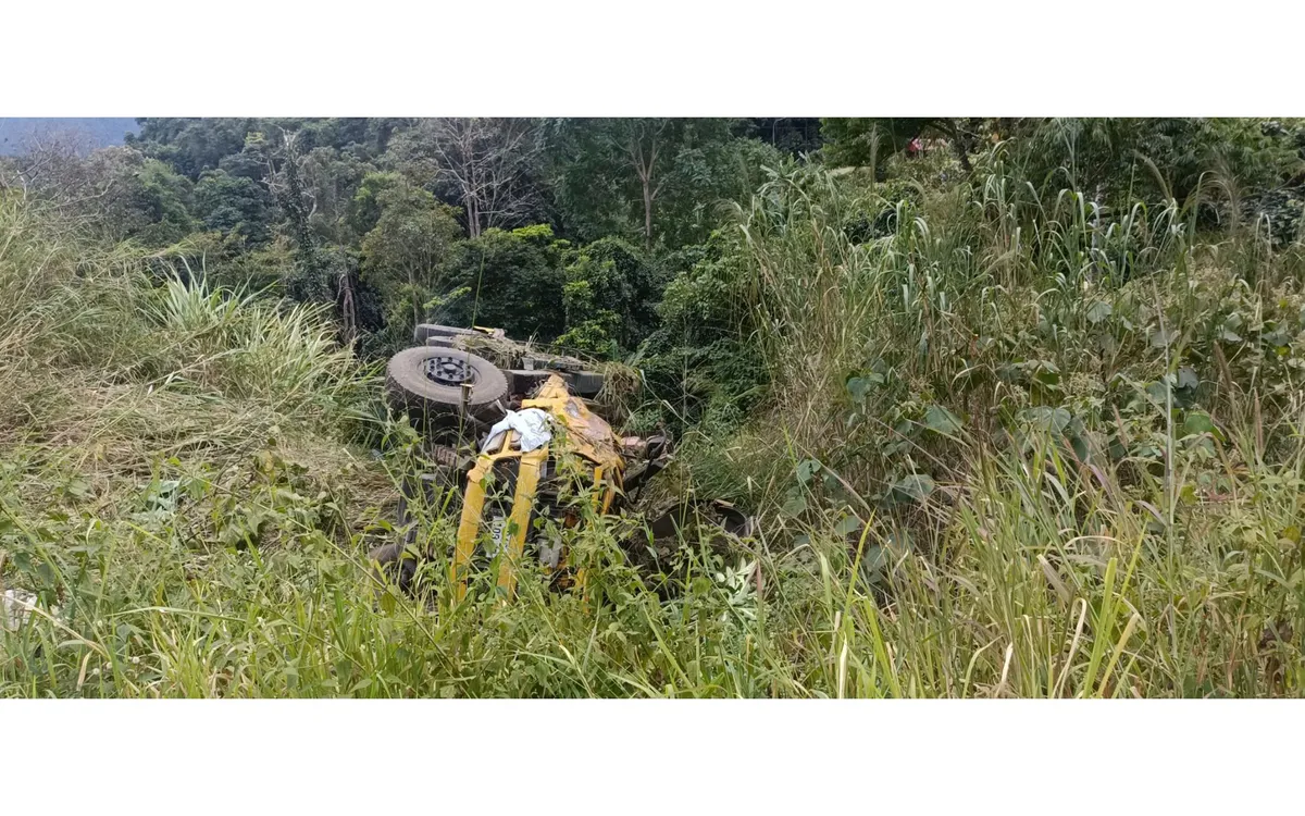 Chiếc xe tải bị bẹp dúm, biến dạng sau khi lao xuống vực sâu khoảng 5 mét trên đèo Bảo Lộc.