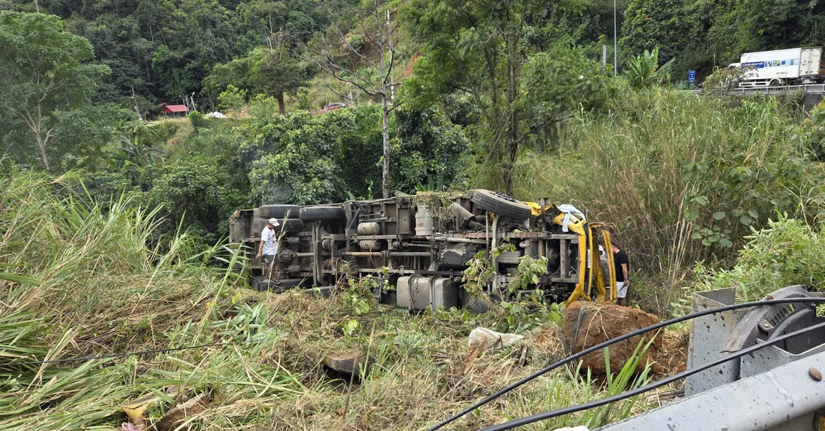 Xe tải lao xuống vực tr&ecirc;n đ&egrave;o Bảo Lộc, 1 người tử vong - Ảnh 1.