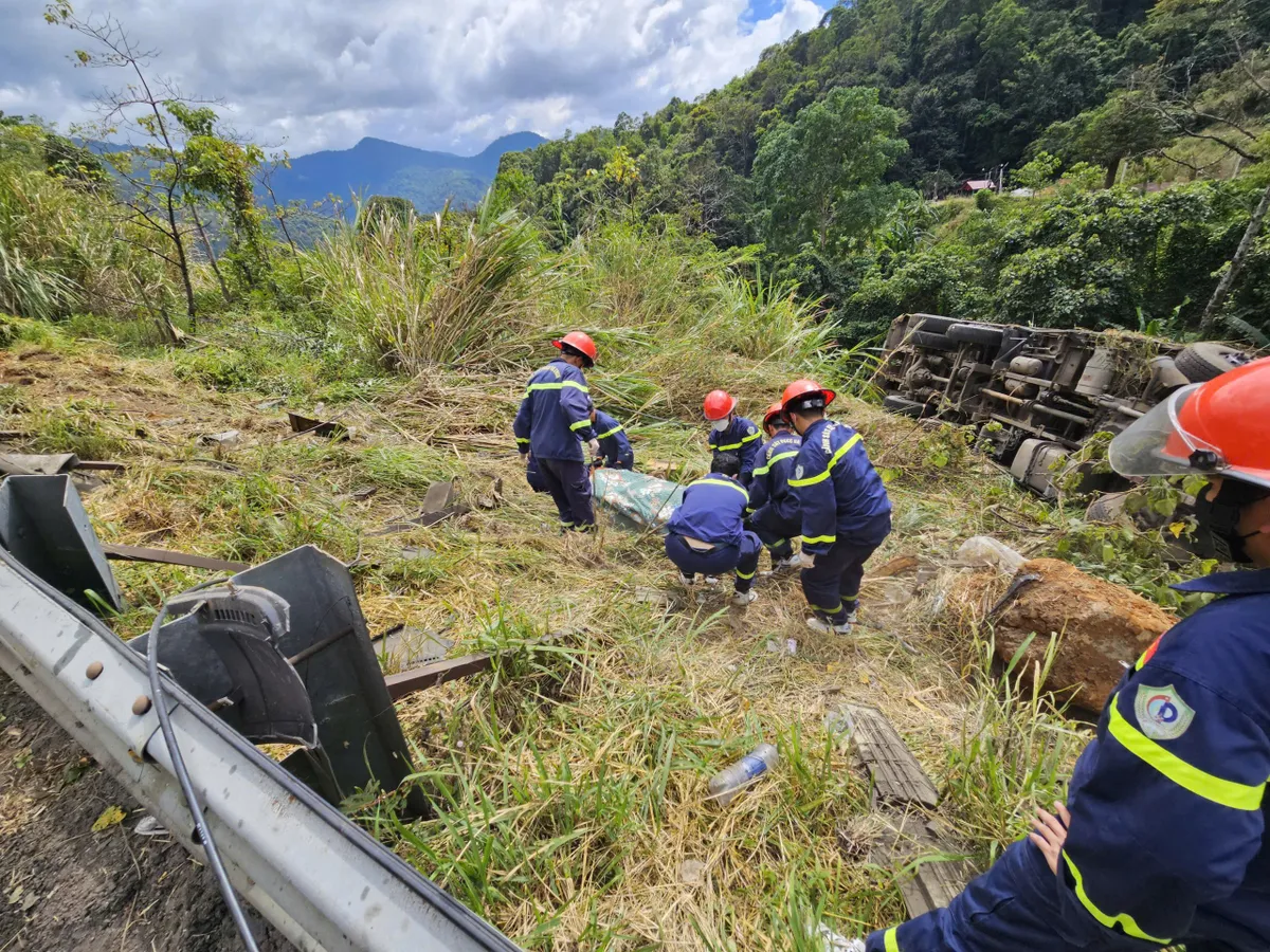 Xe tải lao xuống vực tr&ecirc;n đ&egrave;o Bảo Lộc, 1 người tử vong - Ảnh 2.