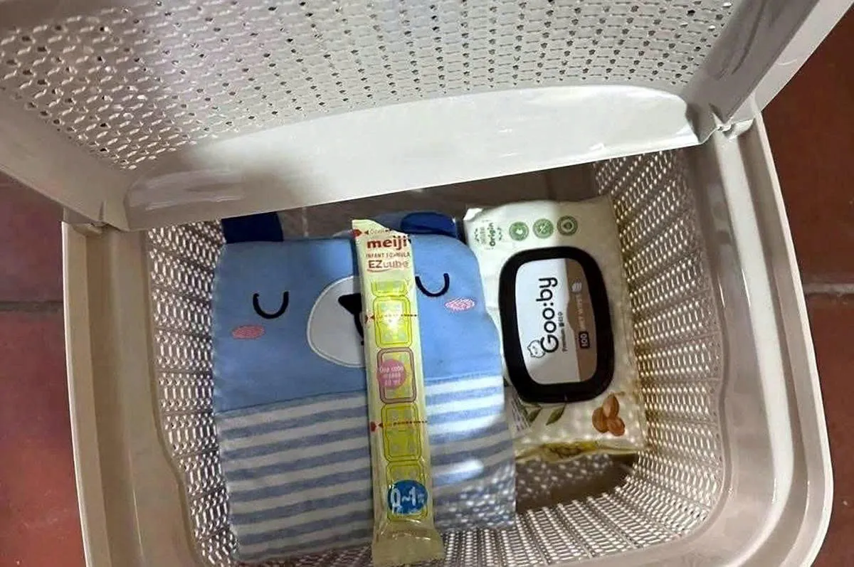 Ph&aacute;t hiện b&eacute; g&aacute;i sơ sinh bị bỏ rơi trước cửa nh&agrave; d&acirc;n ở H&agrave; Nội - Ảnh 1.