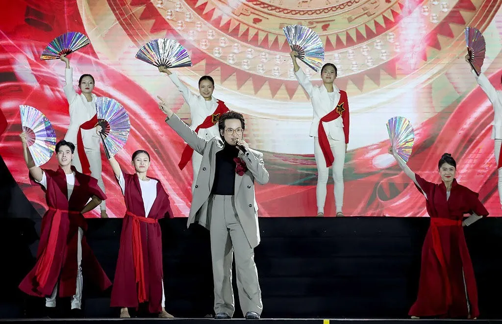 Ninh Bình: Chương trình nghệ thuật "Đón ánh bình minh" chào mừng 96 năm thành lập Đảng- Ảnh 5. Ninh Bình: Chương trình nghệ thuật "Đón ánh bình minh" chào mừng 96 năm thành lập Đảng- Ảnh 5.