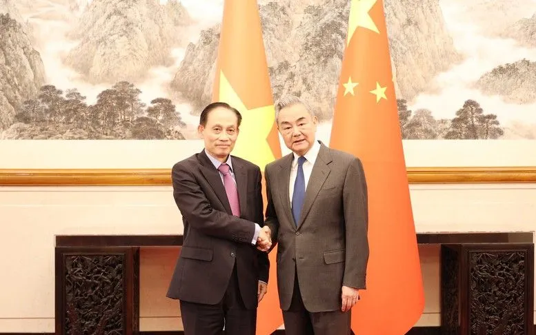 Ông Lê Hoài Trung - Ủy viên Bộ Chính trị, Bộ trưởng Bộ Ngoại giao, Đặc phái viên của Tổng Bí thư Tô Lâm và ông Vương Nghị - Ủy viên Bộ Chính trị, Chủ nhiệm Văn phòng Ủy ban Công tác Đối ngoại Trung ương, Bộ trưởng Bộ Ngoại giao Trung Quốc. Ảnh: TTXVN