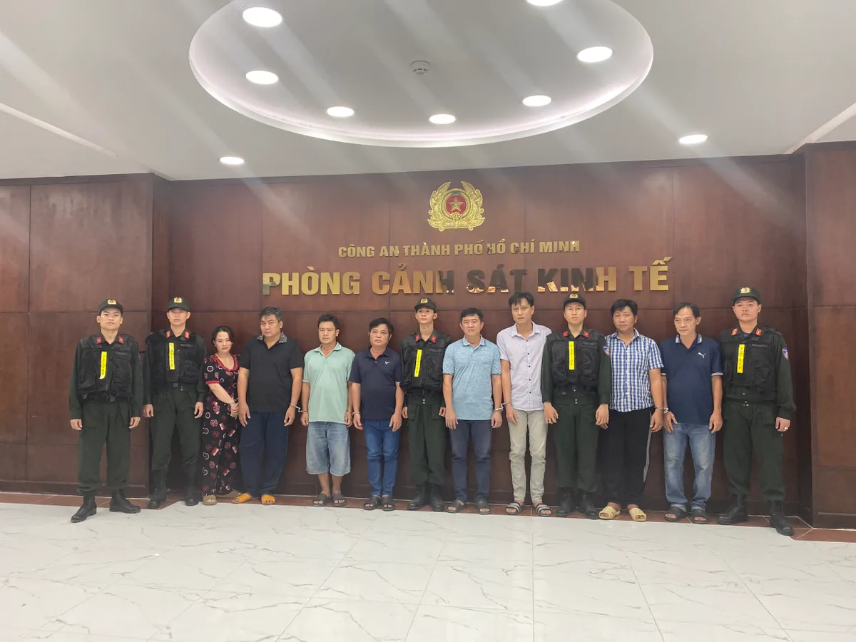 Khởi tố 8 đối tượng trong đường d&acirc;y sản xuất, bu&ocirc;n b&aacute;n xăng RON A95 giả tại TP Hồ Ch&iacute; Minh- Ảnh 1.