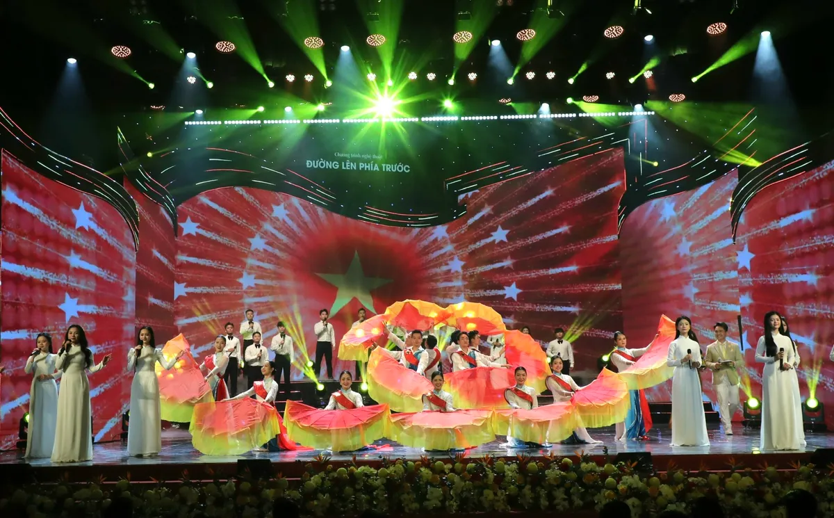 Đường lên phía trước: Hành trình cảm xúc, bản hòa ca của lịch sử và hiện tại - Ảnh 9. Đường lên phía trước: Hành trình cảm xúc, bản hòa ca của lịch sử và hiện tại - Ảnh 9.