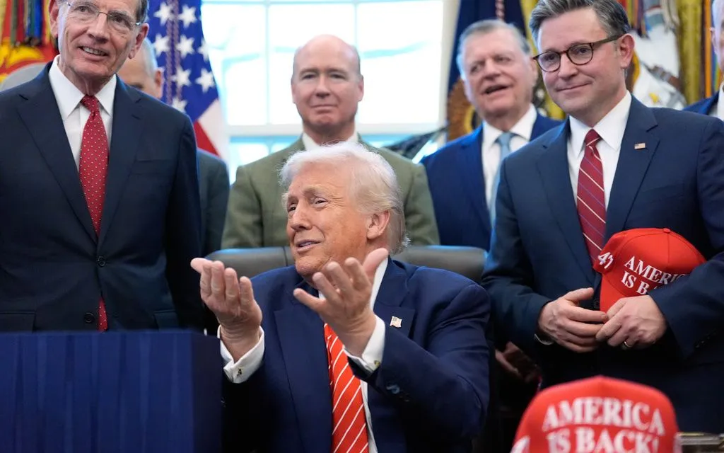 Tổng thống Mỹ Donald Trump phát biểu với báo giới sau khi ký ban hành luật chi tiêu tại Nhà Trắng, Washington, ngày 3/2/2026 (Ảnh: AP/Alex Brandon)