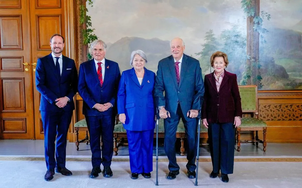 Thái tử Na Uy Haakon, Whit Grant Fraser, Toàn quyền Canada Mary Simon, Quốc vương Harald và Hoàng hậu Sonja trong buổi tiếp kiến ​​tại Cung điện Na Uy ở Oslo, ngày 4/2/2026 (Ảnh: AP)