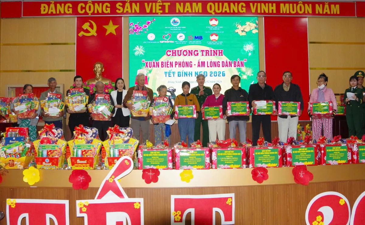 Xu&acirc;n nghĩa t&igrave;nh tr&ecirc;n v&ugrave;ng bi&ecirc;n giới biển Kh&aacute;nh H&ograve;a - Ảnh 2.
