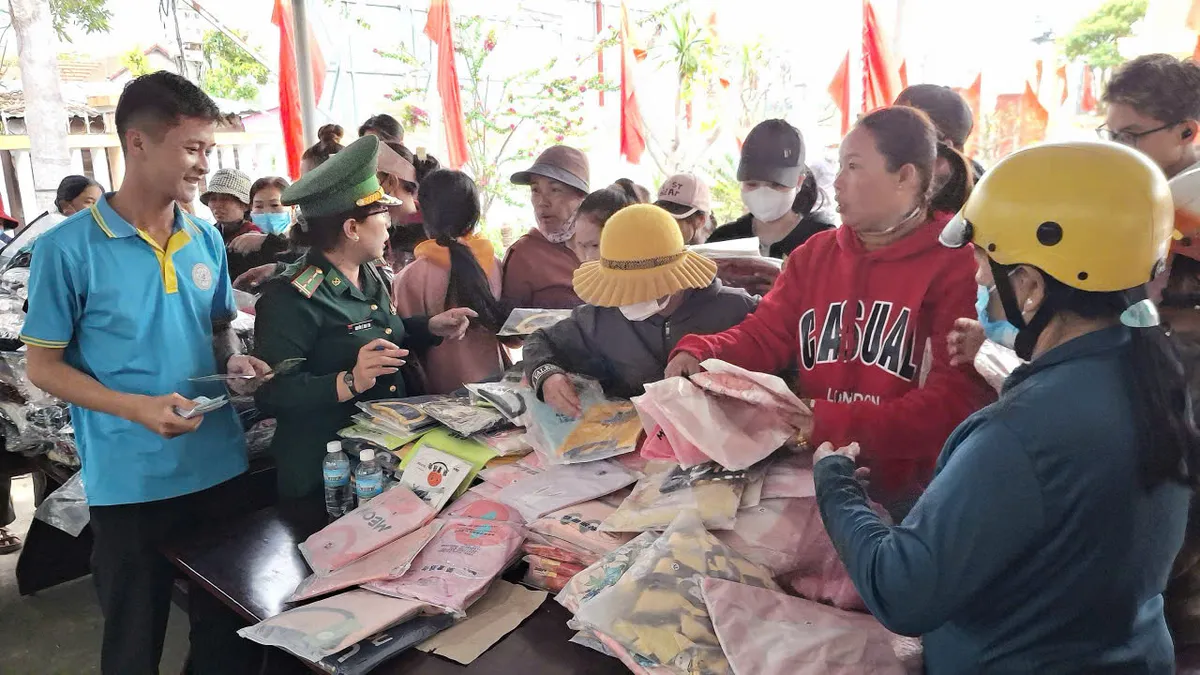 Xu&acirc;n nghĩa t&igrave;nh tr&ecirc;n v&ugrave;ng bi&ecirc;n giới biển Kh&aacute;nh H&ograve;a - Ảnh 4.