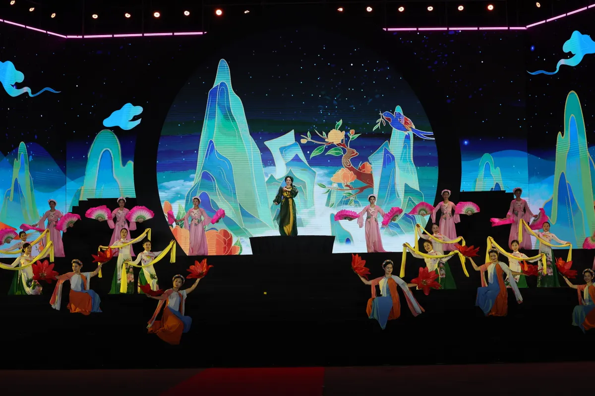 Ninh B&igrave;nh: Chương tr&igrave;nh nghệ thuật "Đ&oacute;n &aacute;nh b&igrave;nh minh" ch&agrave;o mừng 96 năm th&agrave;nh lập Đảng- Ảnh 4.