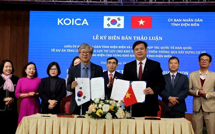 Lãnh đạo UBND tỉnh Điện Biên và Cơ quan hợp tác quốc tế Hàn Quốc ký kết Biên bản thảo luận.