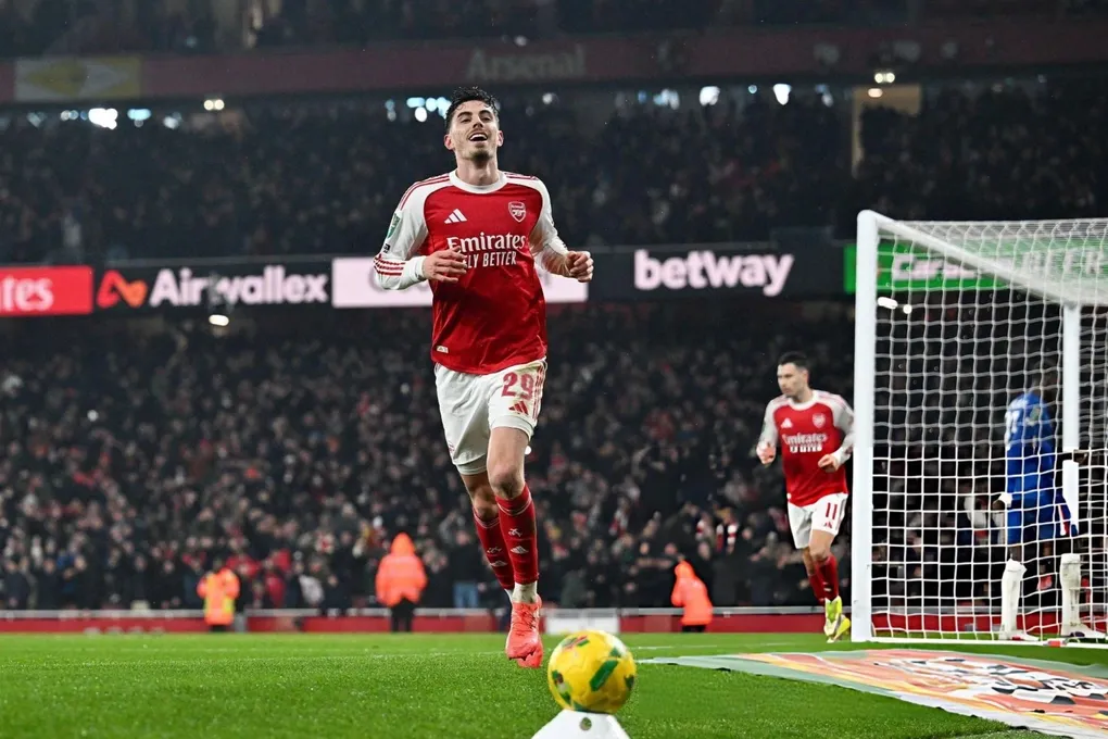 Arsenal hạ Chelsea ở ph&uacute;t b&ugrave; giờ, gi&agrave;nh v&eacute; v&agrave;o chung kết Carabao Cup- Ảnh 1.