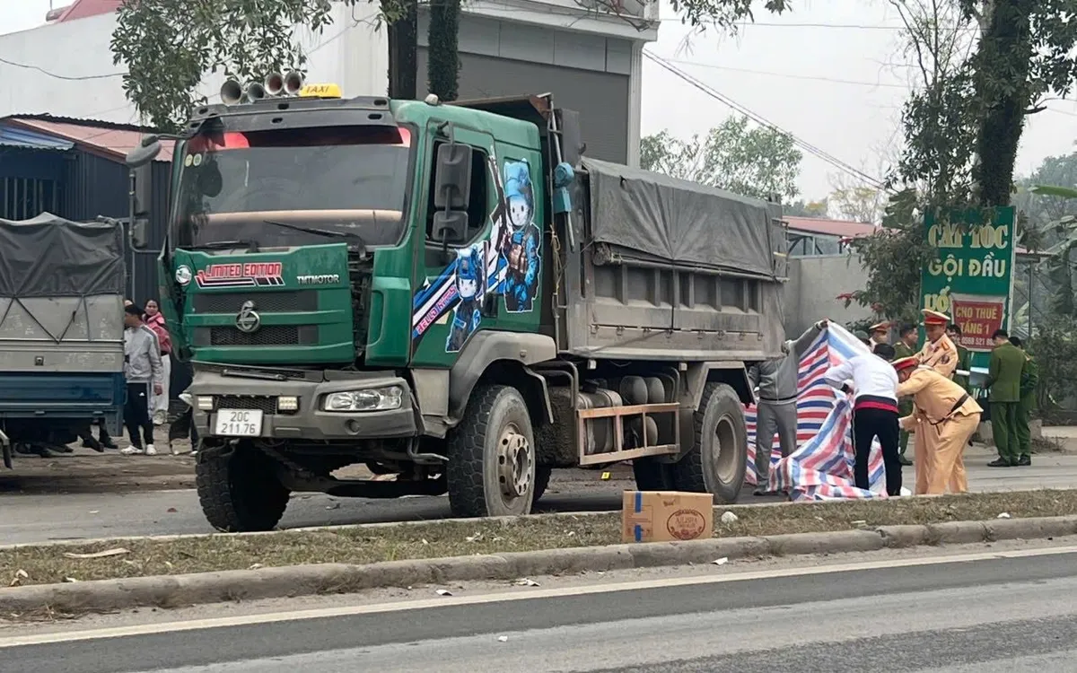 Lực lượng chức năng căng dây bảo vệ hiện trường.