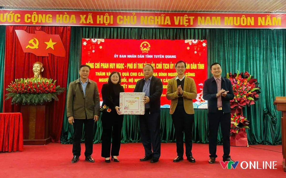 Chủ tịch UBND tỉnh Phan Huy Ngọc tặng quà cho lãnh đạo xã Thuận Hoà