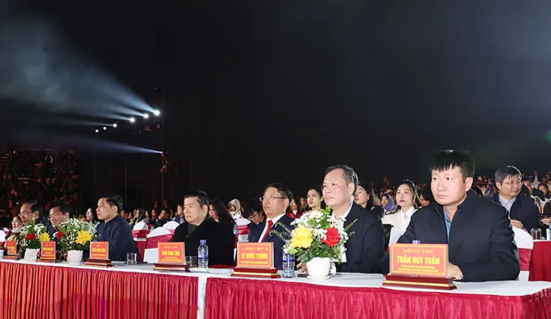 Ninh Bình: Chương trình nghệ thuật "Đón ánh bình minh" chào mừng 96 năm thành lập Đảng- Ảnh 3. Ninh Bình: Chương trình nghệ thuật "Đón ánh bình minh" chào mừng 96 năm thành lập Đảng- Ảnh 3.