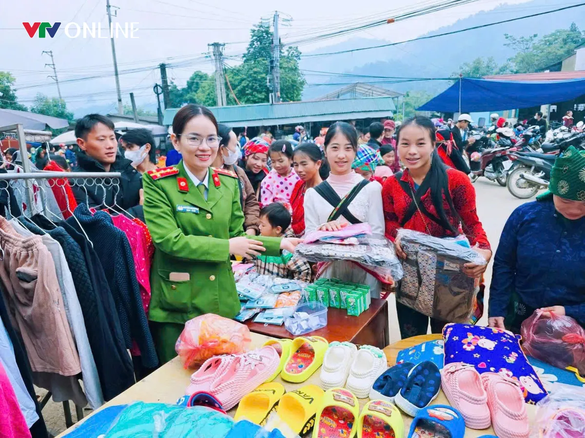 Tuy&ecirc;n Quang: Ấm ấp từ Gian h&agrave;ng kh&ocirc;ng đồng tại Thuận H&ograve;a - Ảnh 2.