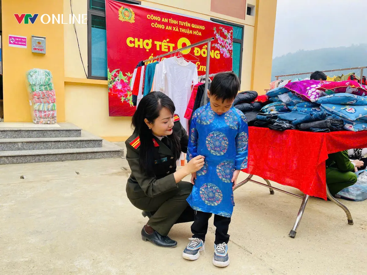 Tuy&ecirc;n Quang: Ấm ấp từ Gian h&agrave;ng kh&ocirc;ng đồng tại Thuận H&ograve;a - Ảnh 1.