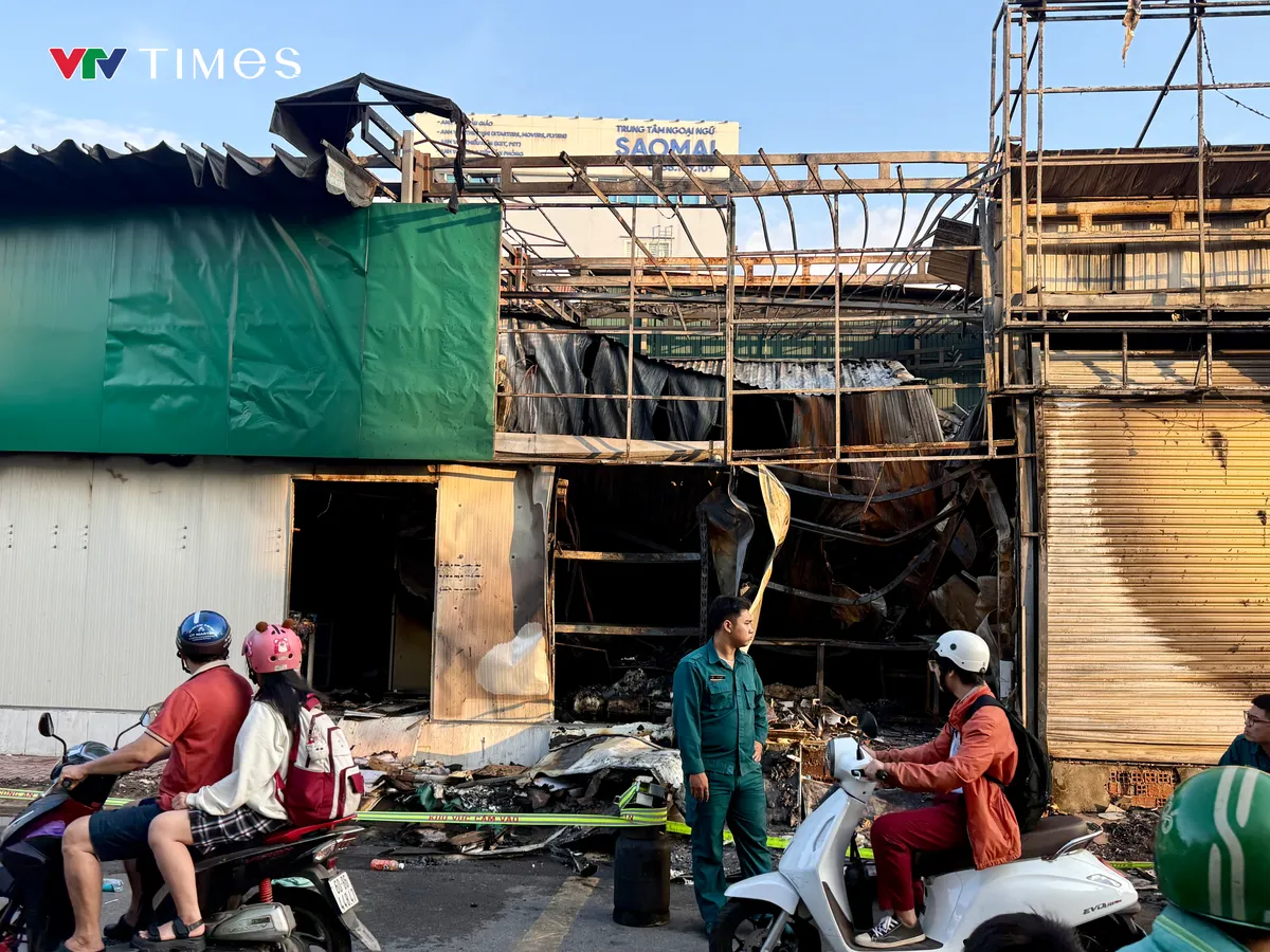 TP Hồ Ch&iacute; Minh: Ch&aacute;y tiệm b&aacute;nh lớn, 4 người may mắn tho&aacute;t nạn - Ảnh 2.