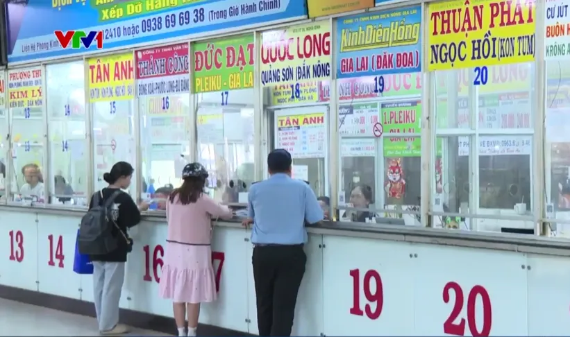 Cận Tết Nguy&ecirc;n đ&aacute;n, người d&acirc;n thấp thỏm v&igrave; gi&aacute; v&eacute; xe kh&aacute;ch tăng cao - Ảnh 1.