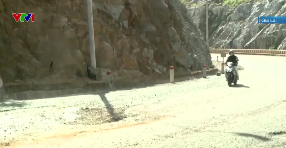 Quốc lộ 19 qua đ&egrave;o An Kh&ecirc; xuống cấp d&ugrave; dự &aacute;n chưa b&agrave;n giao- Ảnh 1.