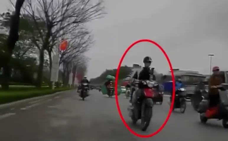 Mải xem điện thoại, nam thanh ni&ecirc;n đi xe m&aacute;y t&ocirc;ng người đi xe đạp - Ảnh 1.