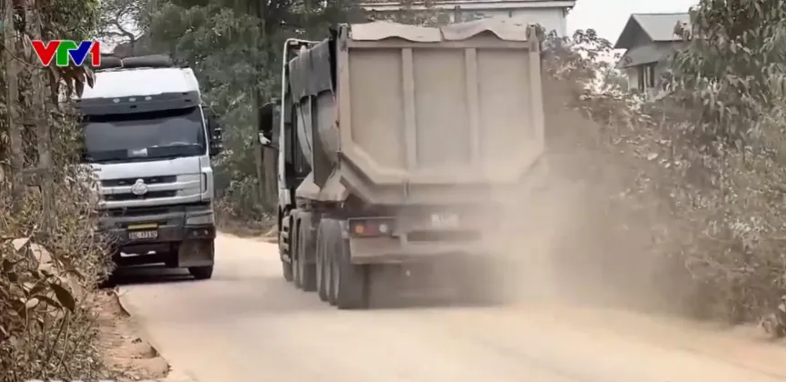 XE TẢI G&Acirc;Y BỤI BẶM, HƯ HỎNG ĐƯỜNG D&Acirc;N SINH - Ảnh 1.