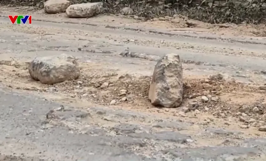 XE TẢI G&Acirc;Y BỤI BẶM, HƯ HỎNG ĐƯỜNG D&Acirc;N SINH - Ảnh 2.